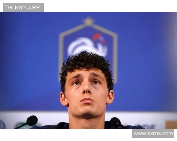 帕瓦尔在新闻发布会上展现礼貌与风度与记者亲切握手互动